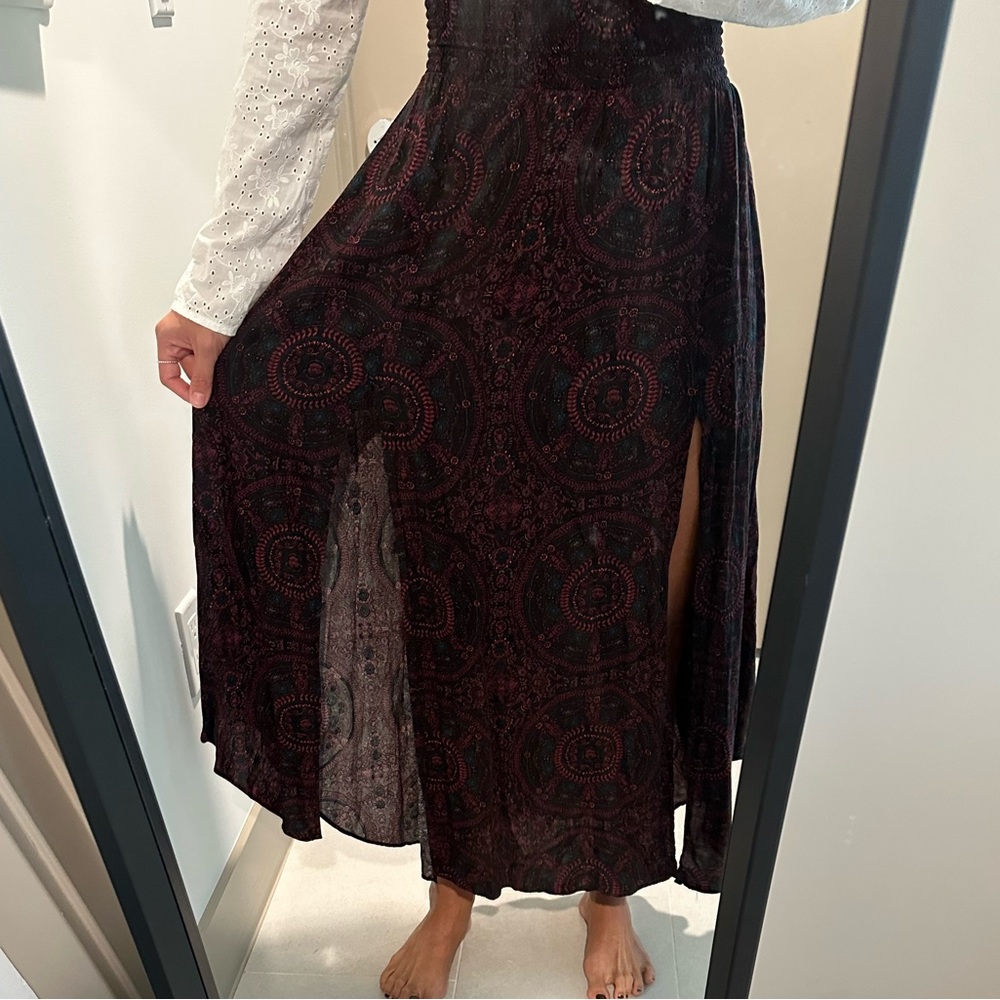 Used/ American Eagle Outfitters maxi skirt with two slits in the front/ Small